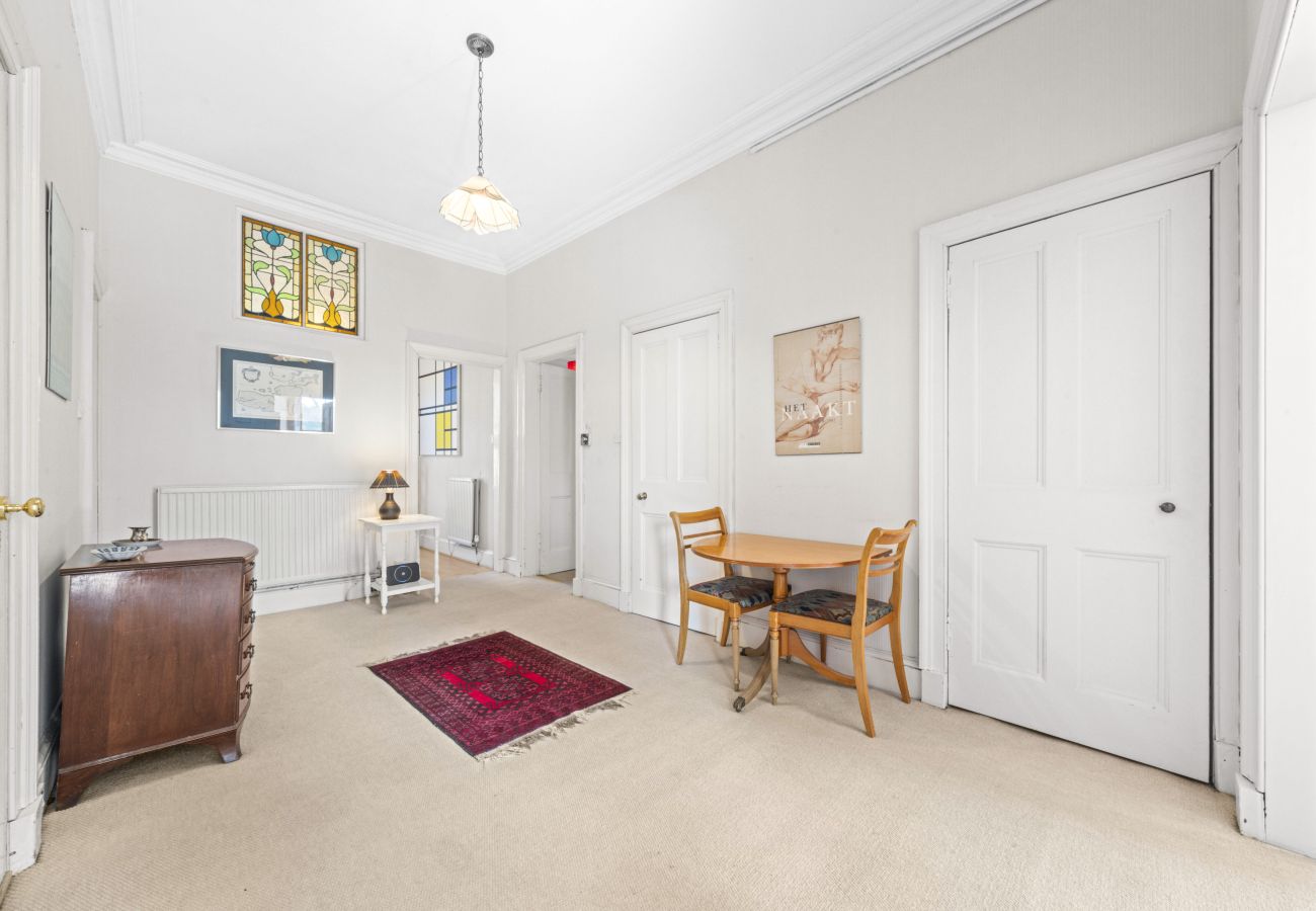 Apartment in Edinburgh - Hope Park 3 Bedroom Apartment - Edinburgh
